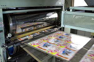 太陽堂成晃社の印刷機械：　プレスコート機（日本・ハママツ製作所製）